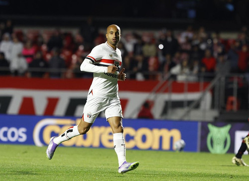 Lucas comemora retorno ao São Paulo após período desafiador de quatro meses