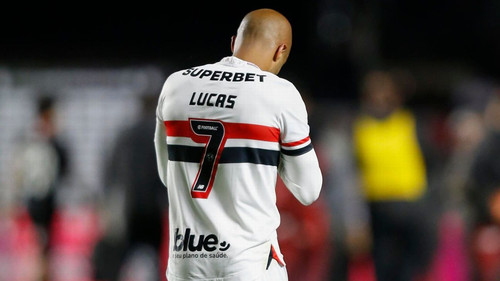 Lucas Moura emociona-se ao retornar aos gramados e celebra alívio das dores