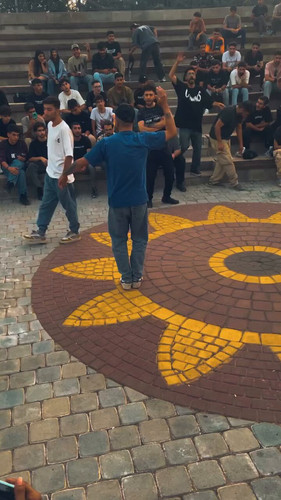 dH 6EL6zUW5bsrz .jpg