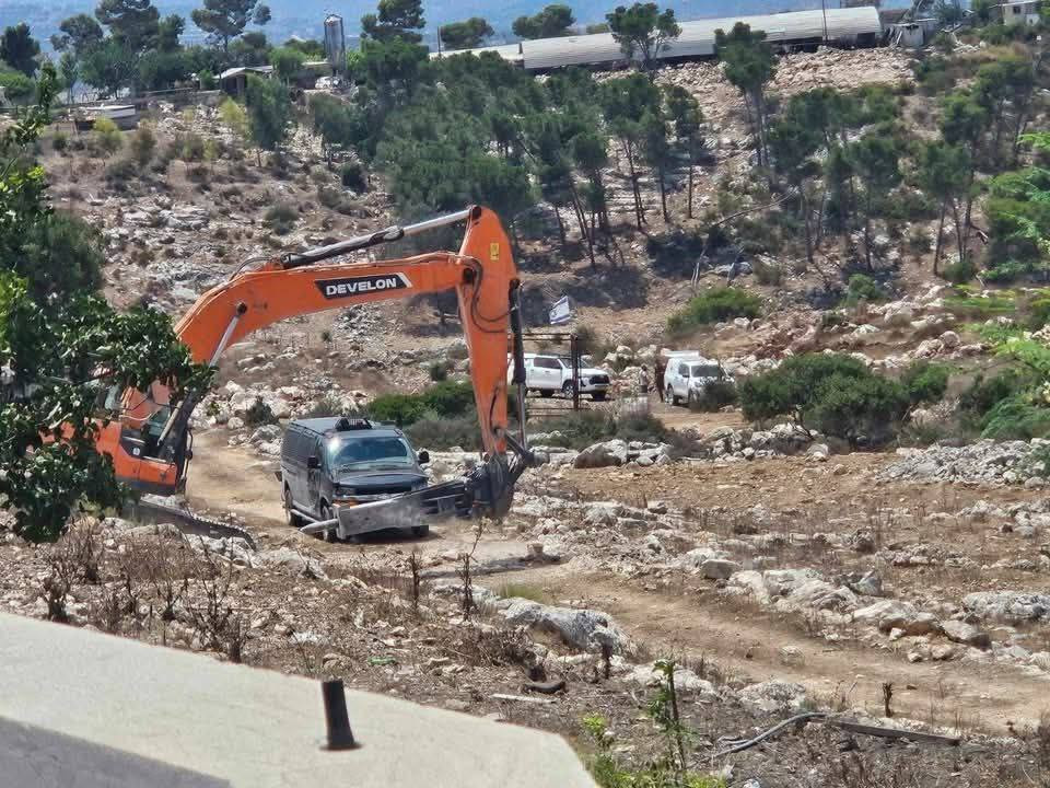 مسـ ـتوطنون يُجرفون أراضي المواطنين في خربة مسعود جنوب غرب جنين ويشقون طريقاً جديدة...