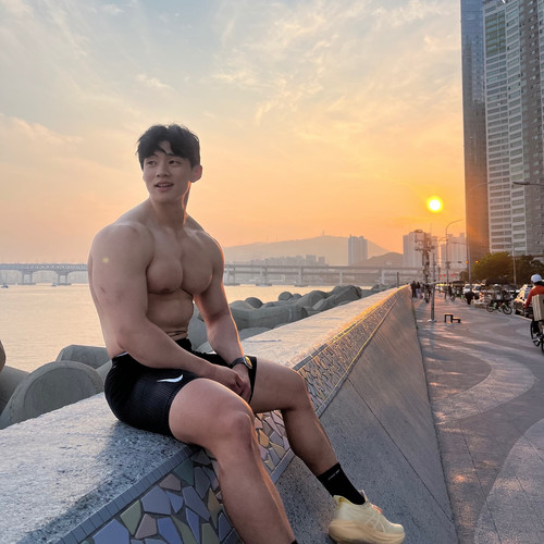 Photo by @177.8kg on June 01, 2025. Có thể là hình ảnh về một hoặc nhiều người, bắp tay, đang tập th.jpg