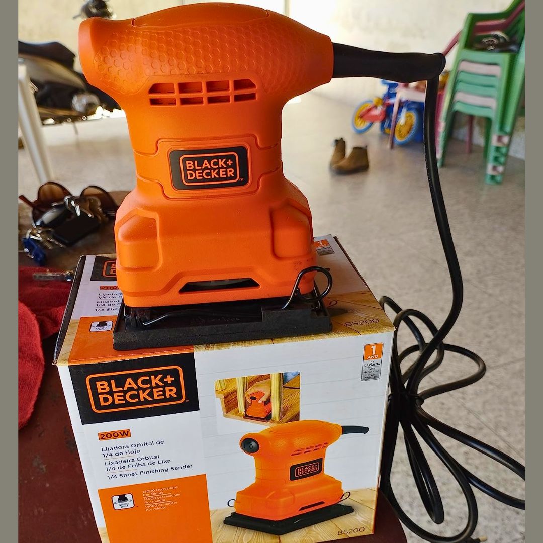 BLACK+DECKER Lixadeira Orbital, Motor com Duplo Isolamento, com Potência de 200W, Modelo SB200 BLACK+DECKER Lixadeira Orbital, Motor com Duplo Isolamento, com Potência de 200W, Modelo SB200