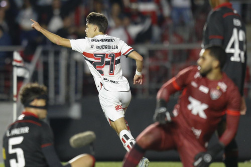 São Paulo vence Vitória e se aproxima do G6 no Brasileirão