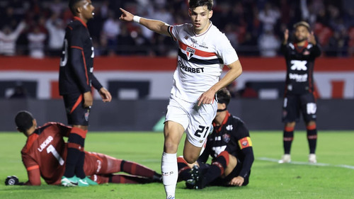 São Paulo vence Vitória e se aproxima do G4 no Brasileirão