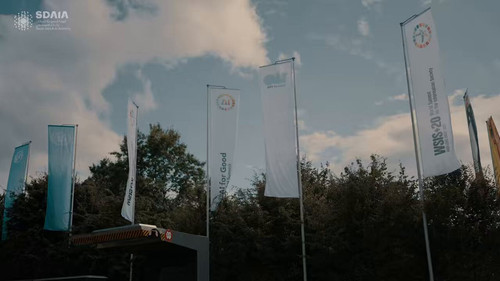 lQ LXEFuMx xR0us.jpg