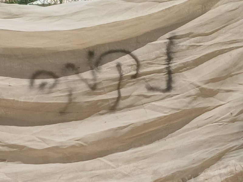 📸 مصادر محلية: مستوطنون متطرفون يخطون عبارات عنصرية على خيام البدو في تجمع الخان الأحمر شرقي القدس المحتلة...