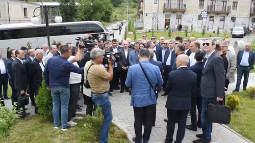 I ey03PKe4KNMrxe.jpg