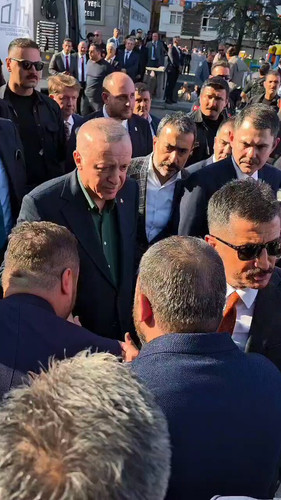 V rEWenQdJF3y tw.jpg