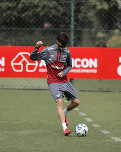 Rodriguinho treina com proteção no rosto e Lucas faz trabalho especial no CT antes de decisão