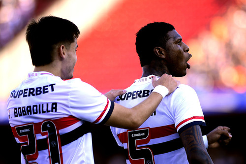 Arboleda provoca Muller após gols de estrangeiros na vitória do São Paulo