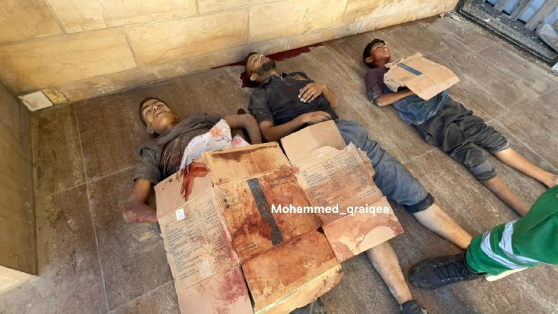 كتب الصحفي محمد قريقع : عندما تصبح أغلفة كراتين المساعدات الأممية غطاءًا للشهداء، كانوا يحلمون قبيل قتلهم بالحصول عليها ممتلئة بالغذاء لأطفالهم خلف ال...