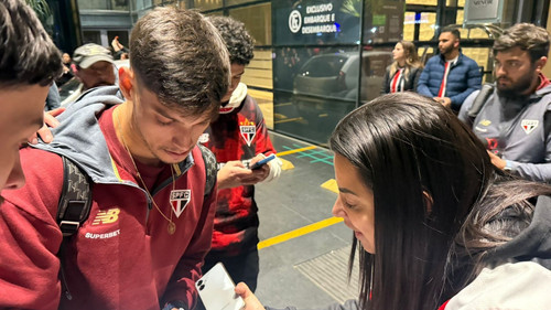 São Paulo desembarca em Curitiba com apoio da torcida para jogo decisivo