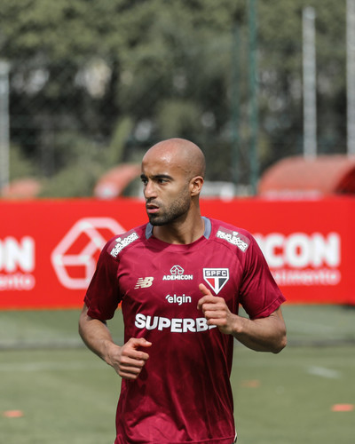 Lucas se aproxima do retorno ao elenco do São Paulo após treino completo