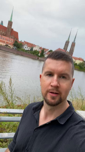 0HzY v2fCNMBK5uI.jpg