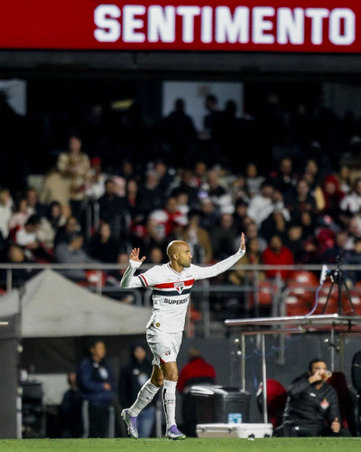 DE VOLTA! Lucas Moura volta após 3 meses e emociona a torcida no Morumbi!