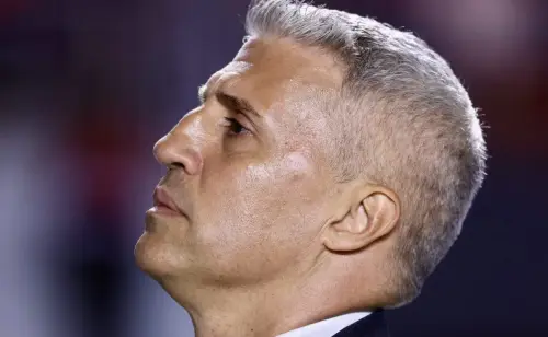 Crespo se manifesta sobre possíveis saídas e diz: "Me dá o carro"