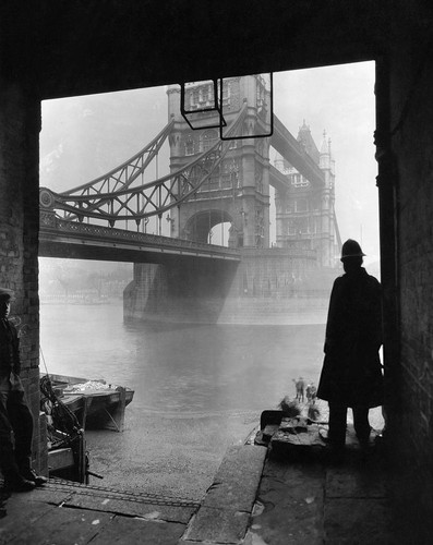 George Rinhart. A view of the London Tower Bridge. 1900.jpg