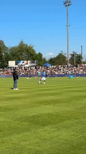 F rm0HWNZFEdoYcF.jpg