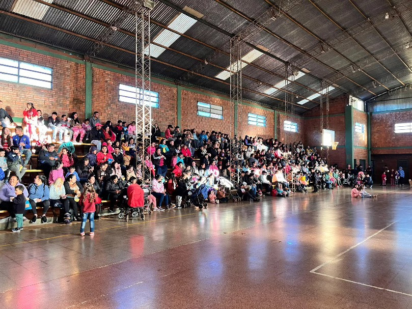 Celebraron el Mes de las Infancias con cine, merienda y sorteos en el Polideportivo de Azara