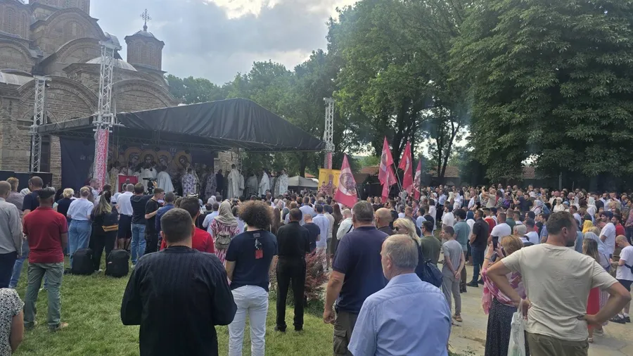 GRAČANICA PUNA LJUDI: Srbi se okupili u manastiru da obeleže Vidovdan, liturgiju služi mitropolit Joanikije!