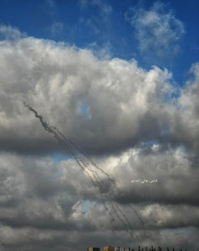 جيش الاحتلال يطلق قنابل دخانية بشكل مكثف في خانيونس جنوب قطاع غزة ومصادر عبرية : طائرات مروحية تنقل جنودا الى مستشفى تل هشومير...