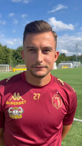 y AV2ptceXS55Rrh.jpg