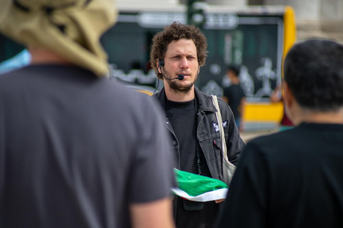 tour guide addressing crowd 1092067 3018.jpg