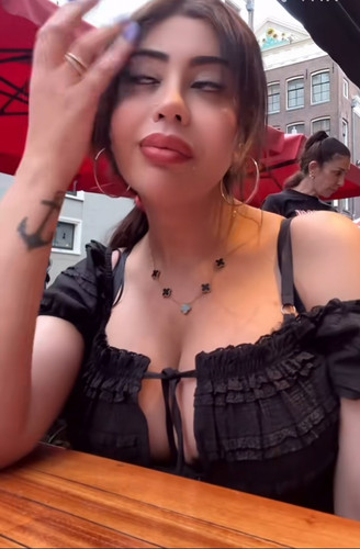 التيكتوكر شوشو الجميلة يتصور بزازها في الكافيه FVe8KOJ.md