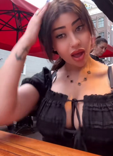التيكتوكر شوشو الجميلة يتصور بزازها في الكافيه FVe8mes.md