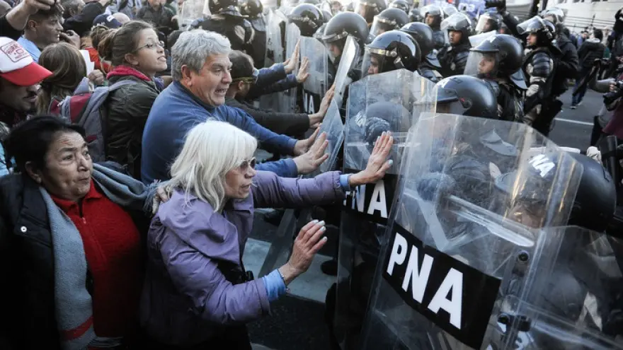 Los policías también son víctimas: la ONU advierte sobre represión, y el gobierno los expone sin protección