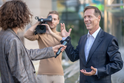 journalist taking interview 259150 4268.jpg
