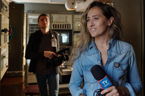 happy journalist with microphone 274679 57409.jpg