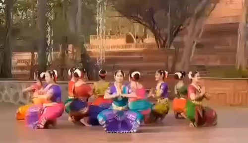 JUk53u8f9BLJyxK0.jpg