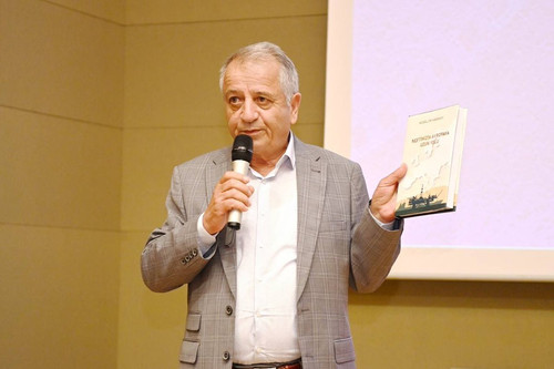 GvpM6UNWgAAtKw4.jpg