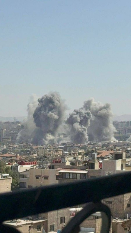 🔴 لحظة شن طيران الاحتلال غارات على مبنى رئاسة الأركان في العاصمة السورية دمشق...