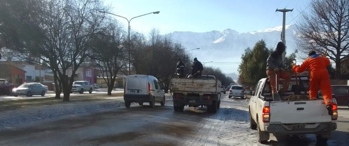 Frío extremo en Esquel: el municipio refuerza la asistencia y el mantenimiento urbano