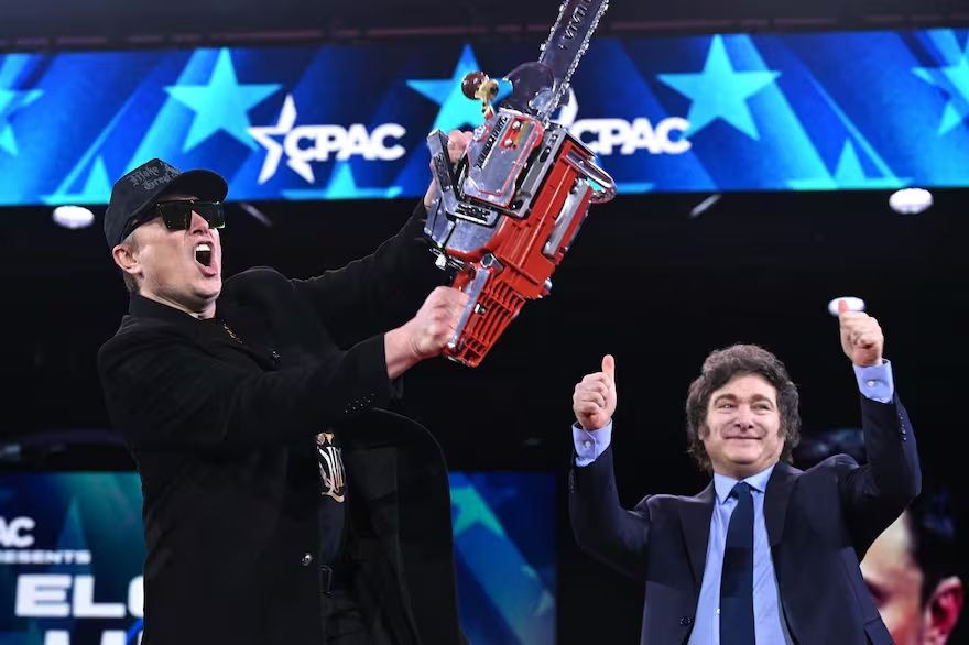 Elon Musk reniega de la motosierra y le suelta la mano a Milei