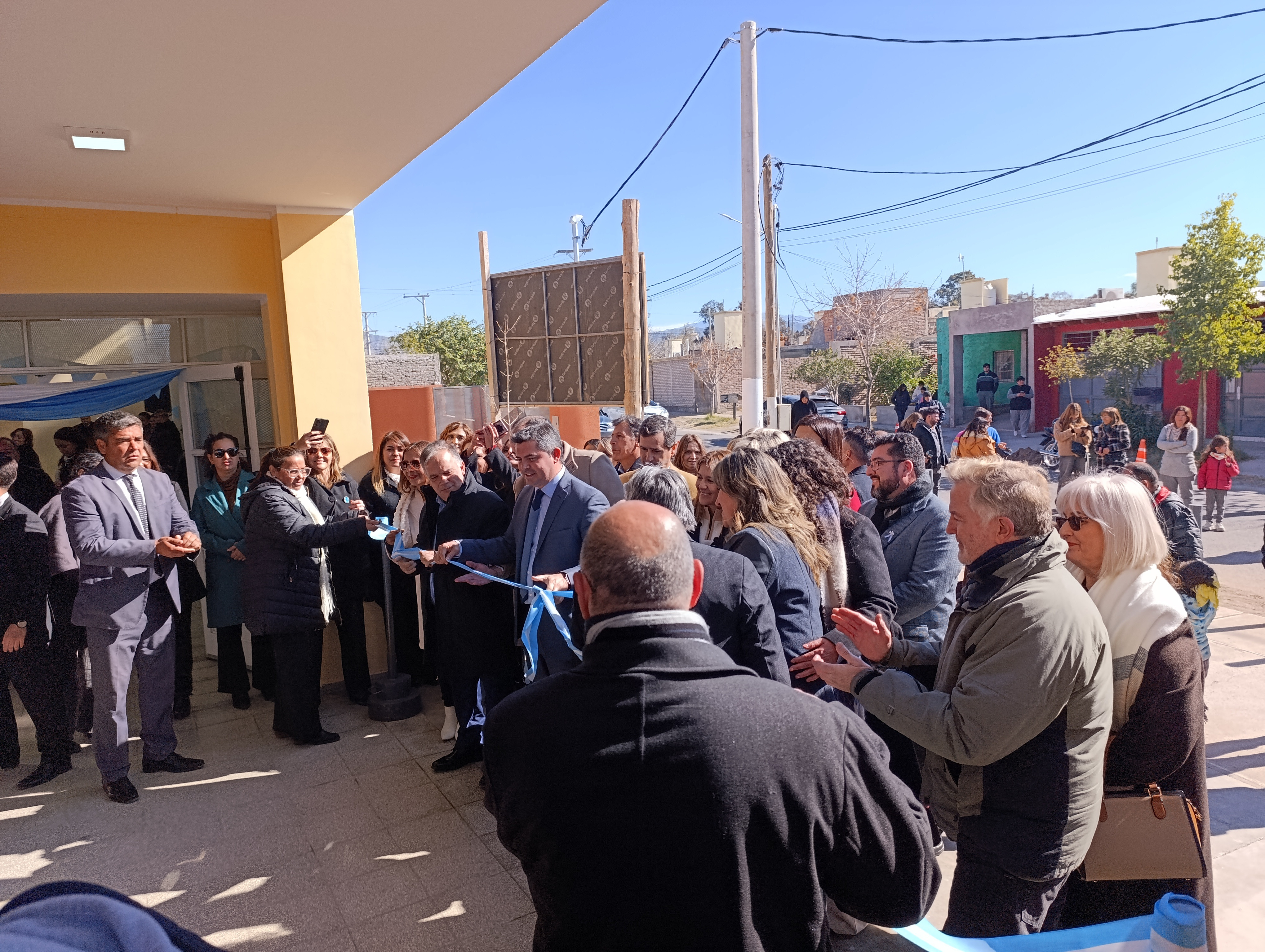 En una semana cargada de inauguraciones, el gobernador de San Juan, Marcelo Orrego, puso en funcionamiento un nuevo edificio escolar en el departamento de Rivadavia.