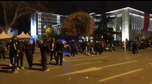 jKUyXdoUxA9LFveU.jpg