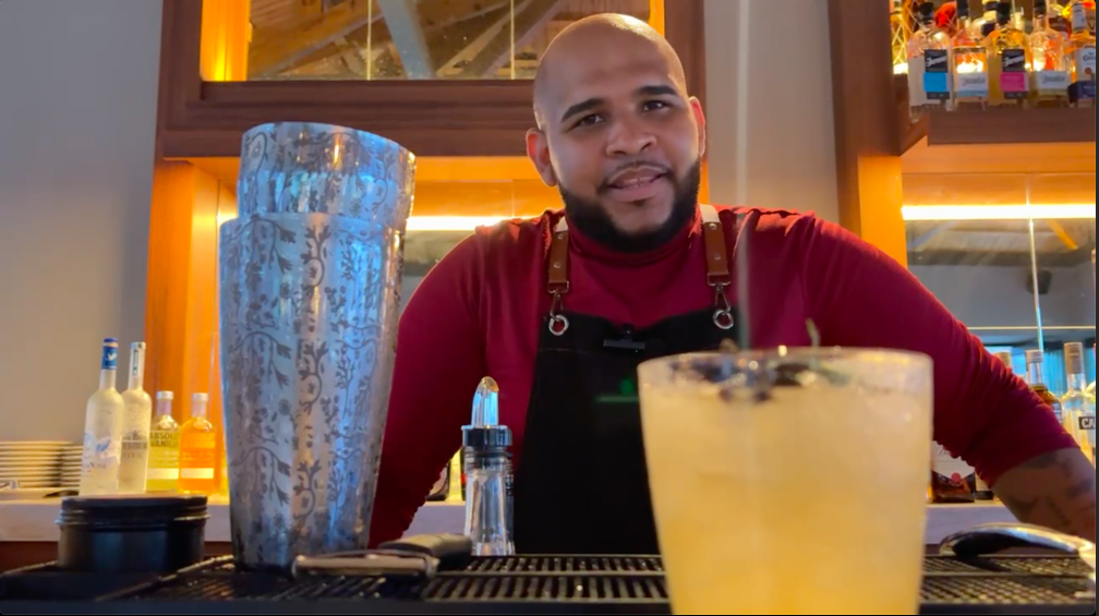 Luis Cuevas Mixólogo de Secrets Playa Esmeralda coct.png Luis Cuevas Mixólogo de Secrets Playa Esmeralda coct.png