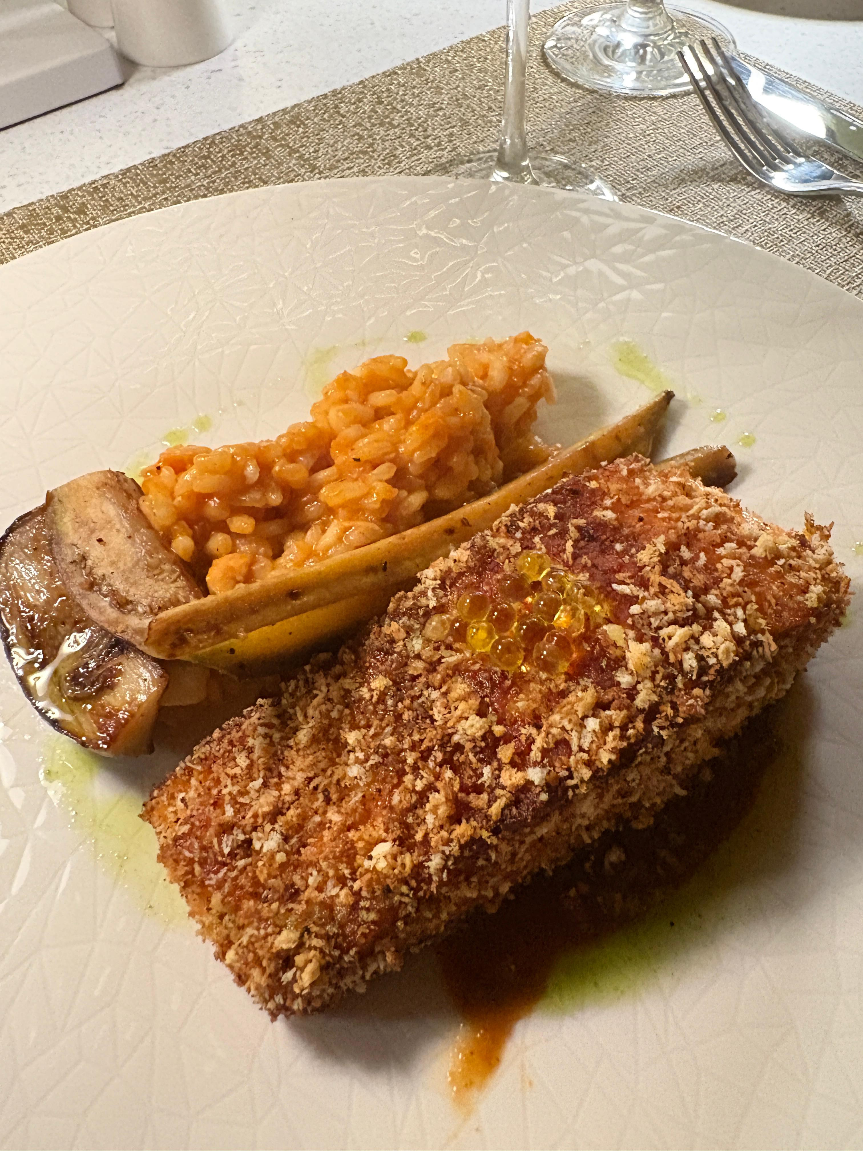 _Salmón con una costra de limón y perejil, vino blanco y arroz marino..jpeg _Salmón con una costra de limón y perejil, vino blanco y arroz marino..jpeg