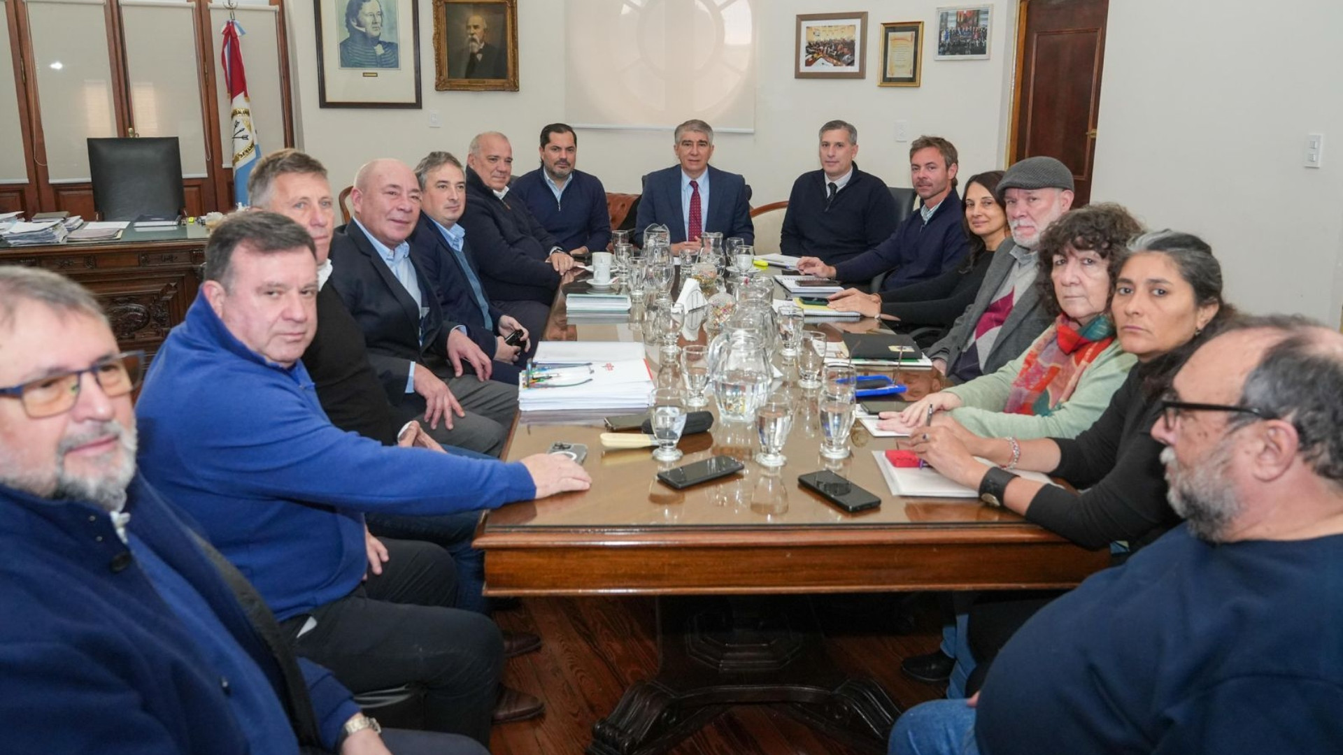 Provincia ofreció a los estatales un aumento semestral del 7 %