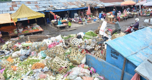 50sampah pasar.jpg