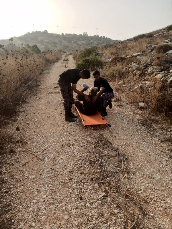 الدفاع المدني ينقذ مسنا بعد عمليات بحث واسعة استمرت لأكثر من 8 ساعات حيث عثر عليه صباح اليوم وهو بصحة جيدة  فقدت آثاره مساء أمس في منطقة عزبة ناصر بمح...