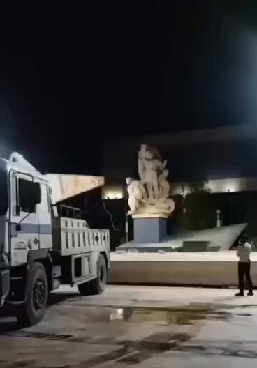 0CZ2aMqQ429T6jge.jpg