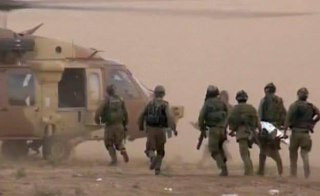 مصادر عبرية: مقتل جنديين من لواء جولاني جراء استهداف دبابة بصاروخ مضاد للدروع في خانيونس جنوبي قطاع غزة.

عملية انتشال  القتلى والجرحى من خانيونس استغ...