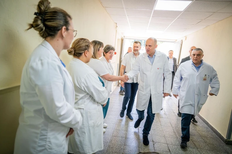 LONČAR OBIŠAO RENOVIRANU POLIKLINIKU I NEONATOLOGIJU U KRAGUJEVCU: “Kada kažemo da ćemo nešto raditi, mi to i radimo”