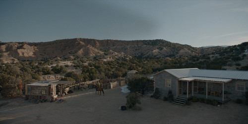 Dark.Winds.S02E01.Na'nilkaadii.1080p.BluRay.EN.DD+5.1.x265 Ghost.mkv snapshot 05.23 [2025.07.24 19.3