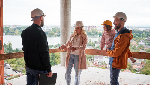 family talking with builder construction site 10069 11700.jpg