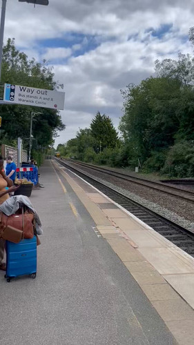 BrZyqUNDIi gK qX.jpg